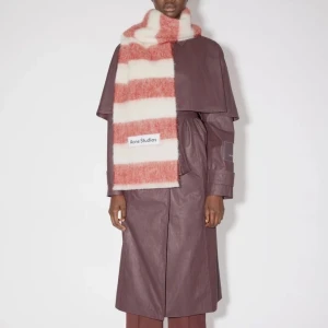 Acne Studios rödvit randig halsduk scarf i alpacka & ull - ACNE STUDIOS “Wool-Blend Stripe Scarf in Red/White. Acne Studios logo with zigzag stitching.”  Material: 33% Alpaca, 25% Wool, 22% Nylon, 20% Mohair  Measurements: 245 cm x 28 cm  Skick: Aldrig använd, NWT. Perfekt skick.  Nypris: 3500 SEK