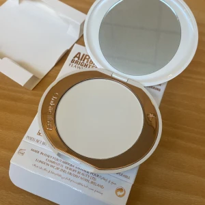 Charlotte Tilbury puder - Säljer en Airbrush Brightening Flawless Finish puder från Charlotte Tilbury. Kommer i orginal förpackning och är inte använd alls. Pris går att diskutera och kan skicka fler bilder💕