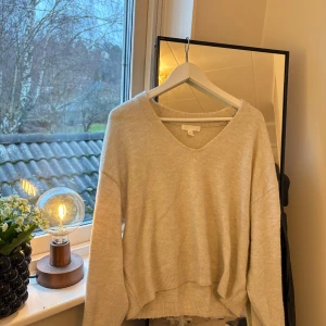 Beige tröja från H&M - Mysig beige tröja från H&M i storlek S. Smått knottrig ner till men annars bra skick!