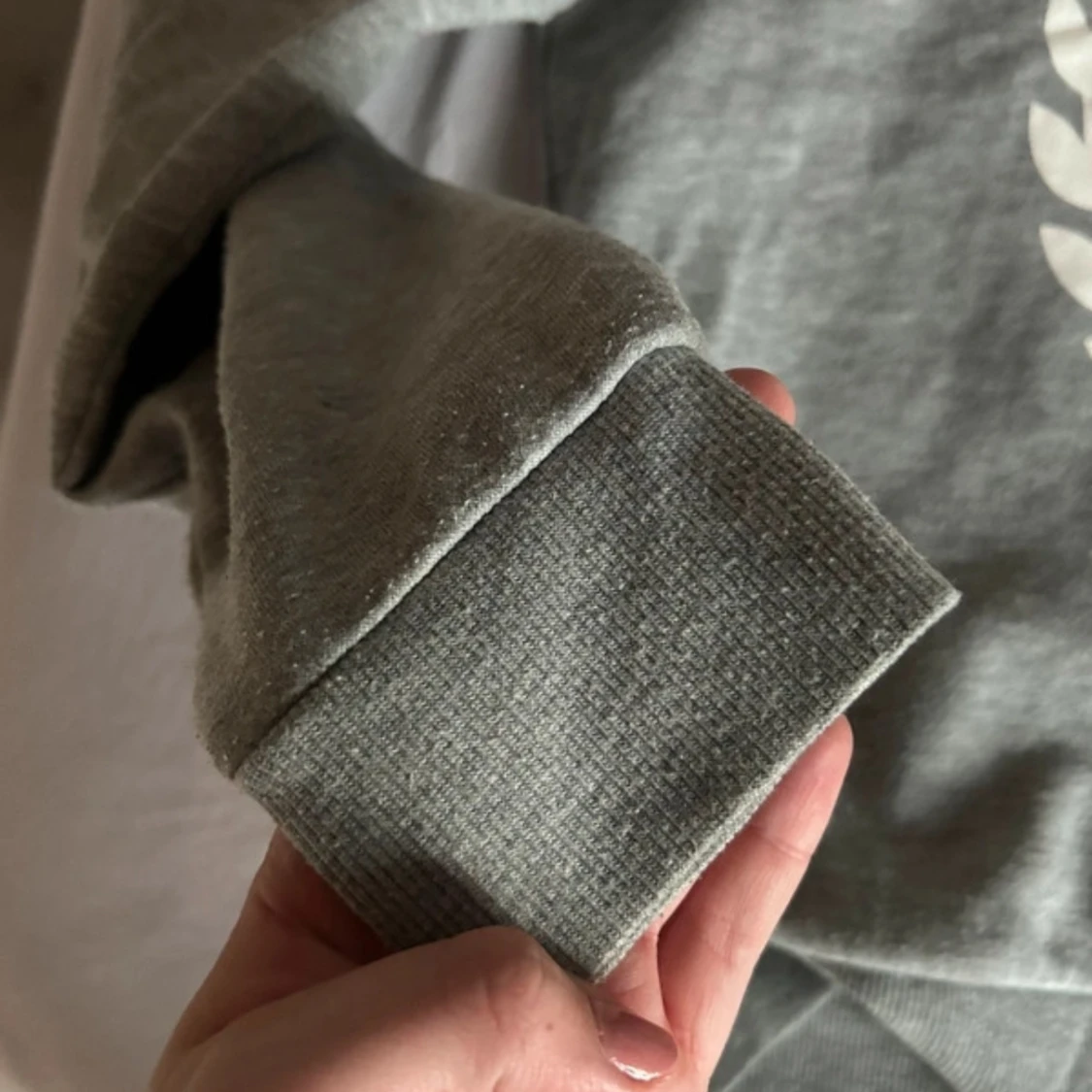 Grå sweatshirt med tryck - 92