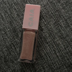 Glittrig läppglans från CAIA - Säljer ett  läppglans från CAIA med glitter. 
