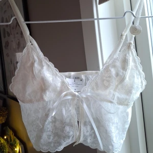 Vit spetsbralette Cotton On - Superfin spetsbralette från Cotton On Body🤍.Helt oanvänd med prislapp kvar, säljes pga fel storlek