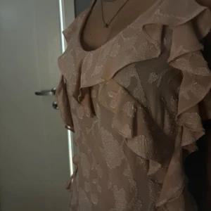 Topp från Zara - Säljer en söt rosa topp med blommigt mönster. Aldrig andvänd! 💖💖💖