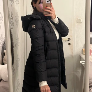 Moncler jacka - Blå dunjacka från Moncler. Päls (äkta päls) går att knappa bort , får ej plats med fler bilder men fråga pm så fixar vi det. Abelle Giubbotto heter jackan. Kan frakta jackan i Moncler boxen som kom med.
