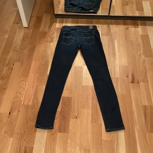 Reaplay Jeans - Tja!                                                                          Själjer ett par snygga jeans 👖 från replay. De är sparsamt använda. 100% äkta och passar dig från 150-164 📏 ungefär.W28.  Perfekt nu till vintern och för både vardag och fest 🎉. Kan ses i Sollentuna 📍 eller frakta 📦Pris kan diskuteras. 🤝🏼                                       Hör av er vid minsta fråga 🙌🏼