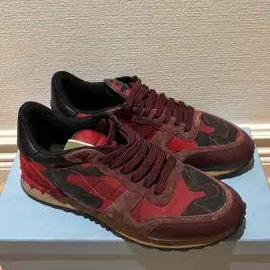 Valentino Rockrunners, riktigt feta och svåra att få händerna på, size 43 och är i grymt bra skick. Vem blir nästa att rocka dem? Priset är 2999:- men vid snabb affär går det att ändra priset:)