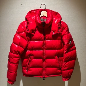 Moncler Maya - Moncler maya, skicket är världsklass förutom cartoonen inuti jackan som har lostnat lite men inget som syns när man bär den, den är äkta och size 0 dvs small. Dessa ligger på nypris 10k+ men vi säljer för 3999:-