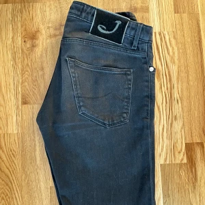 Jacob Cohen Jeans 696 - Tjena! Säljer nu dessa jätte schyssta jeans från Jacob Cohen | Skick 9,5/10 | Modell 696 | Nypris ca 4499, mitt pris 569kr | Färg svart | Modellen på sista bilden ca 178cm lång | Hör av er vid frågor och funderingar