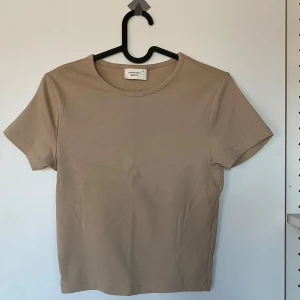 ”Basic tight top” från Gina Tricot  - Säljer min topp från Gina tricot i storlek S, knappt använd🌟Köpt för 160, säljer för 70! 