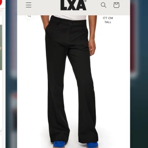 Svarta kostymbyxor från LXA - Snygga svarta kostymbyxor från LXA, enbart testade 1 gång, fick hem dem förra veckan. Nypris 990 sek - Tryck EJ på köp direkt då den även finns upplagd på Vinted. 