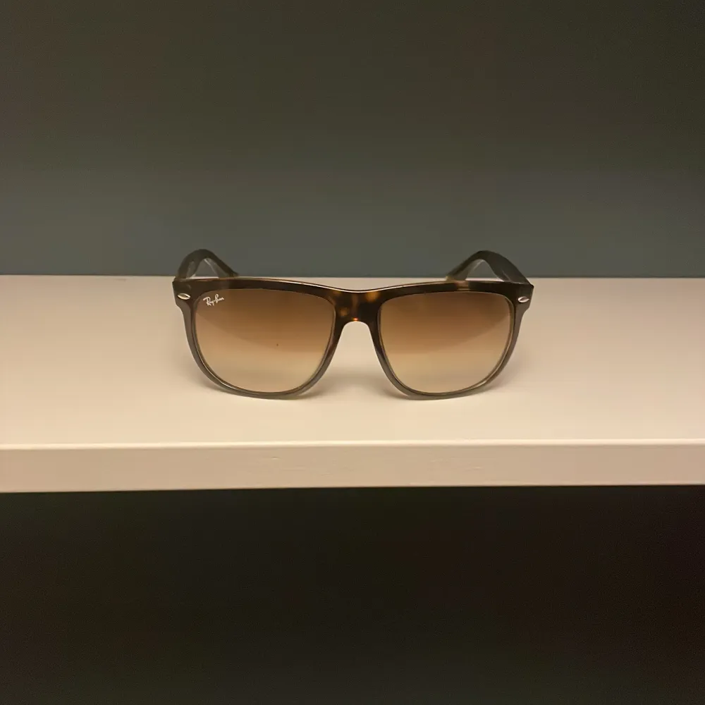 Säljer ett par Ray-Ban Boyfriend-solglasögon i storlek 56/12. De är väldigt stilrena och i bra skick, men texten är något utsuddad (se bild 3). Tyvärr passar de inte mig, vilket är anledningen till försäljningen. Originalfodralet ingår inte, men jag skickar med ett annat glasögonfodral. Hör av dig vid intresse!. Övrigt.