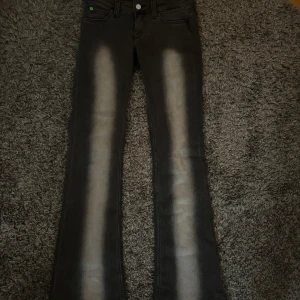 Weekday jeans  - Säljer mina trendiga jeans från weekday i storlek 29/34. Köpta för 399 och använda 1-2 gånger men de är slutsålda i denna storlek 