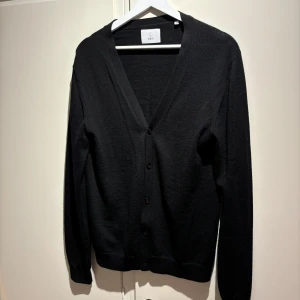 Go cardigan i Merino ull - Säljer nu en skön cardigan från bläck i 100% Merino. Storlek M men passar mig som har S. Hör av dig vid frågor🤝