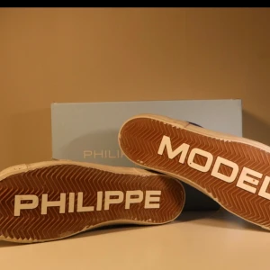  Philippe Model PRSX LOW BLUETTE - Säljer ett par snygga Philippe Model skor. I storlek 45, skorna är helt nya och kommer i original förpackning.                                                   Skickar inom 24 h.                                       (Pris kan diskuteras vid snabb affär!)