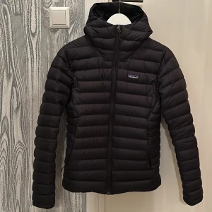 Patagonia jacka -  Riktigt fet Patagonia dunjacka i nyskick, inga defekter. Storlek S. Nypris runt 3000kr. Skriv vid frågor eller funderingar!