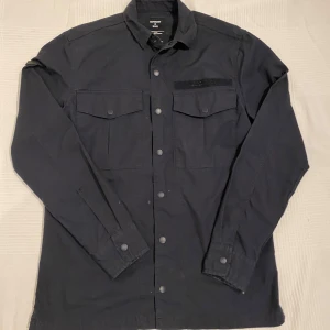 Svart overshirt från Superdry - Säljer en galet rare superdry overshirt. Köp av farsan i Japan 2005. Tröjan e i bra skick inge hål eller något bara några bokstäver på bröstet saknas. Skriv om du har frågor eller mer bilder. Priset är inte hugget i sten.🪨 