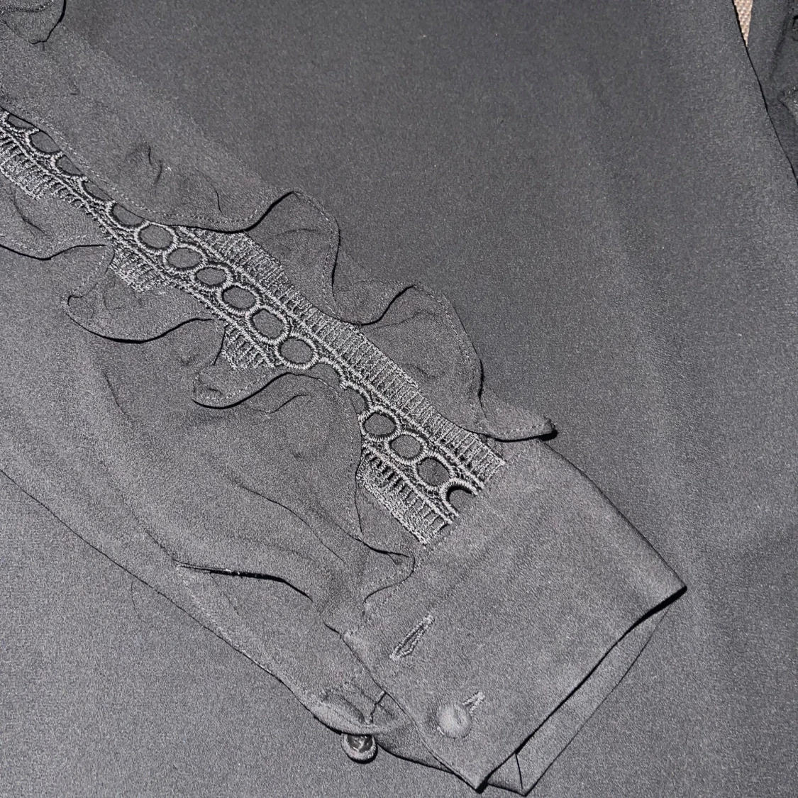 svart blus med volangdetaljer - 92