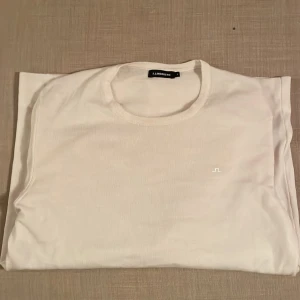 Vit merinoulltröja från J.Lindeberg - Säljer en stilren vit tröja från J.Lindeberg i 100% merinoull. Perfekt för en elegant och bekväm look. Tröjan är sparsamt använd och i bra skick!