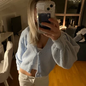 Blå stickad kofta - Sååå gullig blå stickad kofta!! Super mysig i storlek XS🩵🩵Lite nopprig på armarna, där fram och där bak. 