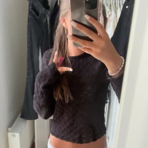 Svart stickad tröja - Säljer en svart stickad tröja med ett snyggt mönster. Tröjan är croppad och har långa ärmar, köpt på vero moda. Knappt använd, super fint skick 🥰
