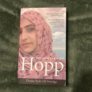 Hopp: Doaas flykt till Sverige - Boken 'Hopp' av Melissa Fleming berättar den gripande historien om Doaa Al Zamel och hennes flykt från krigets Syrien till Sverige. En berättelse om mod, överlevnad och hopp i en värld präglad av konflikt och osäkerhet.