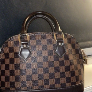 Väska  - Säljer min väska som aldrig kommer till användning längre. Stor och rymlig.