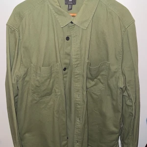 Grön Overshirt - Säljer nu denna riktigt snygga Overshirt en från Hm premium. Passar bra till alla tillfällen! Kostade 999kr ny.