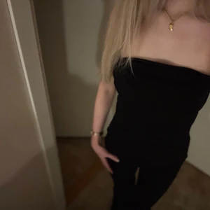 Svart tubtobb - Svart tubtopp från Zara. Den här dragkedjor på sidorna som går att dra upp. Så sjukt snygg. Den är dubbelvikt upptill vilket är en supersnygg detalj. 💕💕