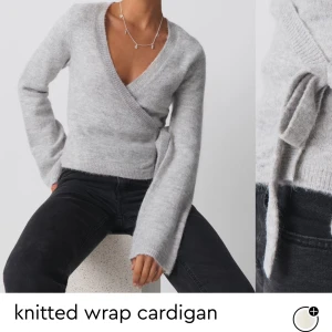 Grå omlott kofta från Gina - Säljer en supermysig grå omlott kofta i stickat material. Perfekt för höst och vinter. Slutsåld på Gina i alla storlekar, använd 1 gång i ny skick, väldigt eftertraktad. Skriv för egna bilder😊