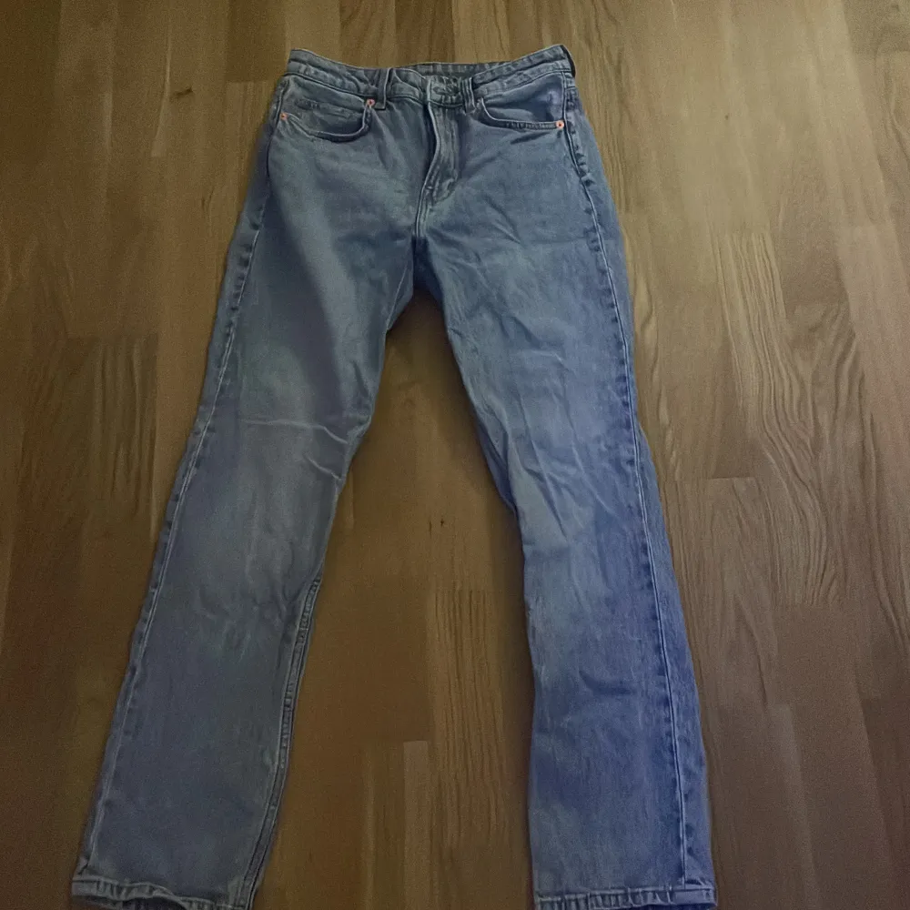 Säljer ett par klassiska blå jeans i bra skick. De har en normal rak passform och är perfekta för vardagsbruk. Jeansen har dragkedja med knapp framtill. Perfekta för både höst och vår!. Farkut & Housut.