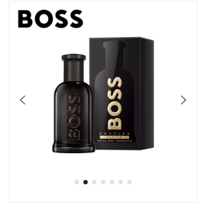 BOSS Bottled Parfum - Elegant och maskulin parfym från Hugo Boss i en stilren svart flaska. Doften är intensiv och sofistikerad, perfekt för den moderna mannen. Flaskan har en minimalistisk design med BOSS-loggan i guld. Kommer i en matchande svart kartong.