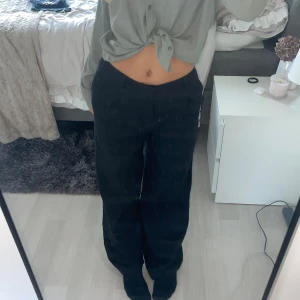 Snygga kostymbyxor!😻 - Säljer ett par svarta kostymbyxor. Jättesköna med dragkedja och gömd knapp. Knappt använda!💓