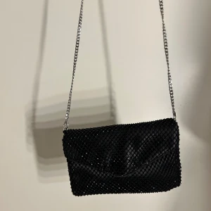 Glittrig väska - Säljer min jättefina glittriga handväska ifrån primark, jättefint skick då jag bara använt den en gång. Perfekt för en utekväll eller fest!