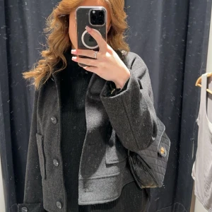 Grå kavaj med knappar - Grå kort kappa, köptes förra året men ångrade mig så aldrig använd 