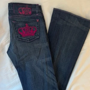Vintage Flare Jeans! - Så snygga jeans som tyvärr inte kommer till användning. De är vintage men i PERFEKT skick!! Utsvängda och low rise! De är från Rock & Republic, precis innan de samarbetade med Victoria Beckham 😋de är också LÅNGA så passar jättebra på 175+           mått: innerbenslängd 87cm o midja 36cm rakt över