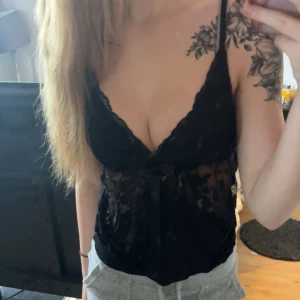 Svart spetslinne - Snyggt svart spetslinne, använt fåtal gånger💕 