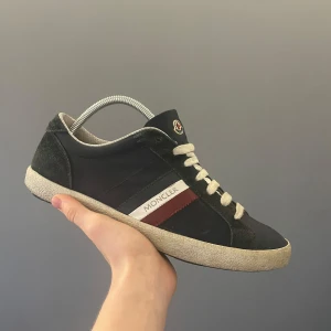 Moncler skor  - Säljer nu dessa Moncler skor i svart/mörkblå färg. Dom är i helt okej skick men det finns tecken på användning. | Skorna är i storlek 41 men passar även 42. | Skorna är gjorda av läder, mocka och någon typ av tyg. | Det är bara att höra av sig om man har några frågor eller vill ha flera bilder😊😊😊