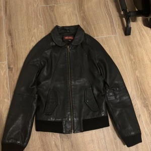 Svart vintage dam skinnjacka  - Vintage dam skinnjacka i ny skick. Säljer då den var aningen för liten för mig, finns inga synliga fläckar eller skador . Säljer för 990 men pris gör att diskuteras 