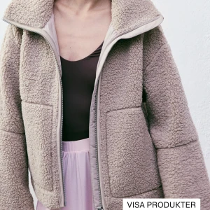 Beige teddyjacka med dragkedja - Säljer den populära och slutsålda teddyjackan från Hm i strlk XS, sitter perfekt på mig som är 173 men ville ha lite overzised därav säljer jag. Helt ny med prislapp 
