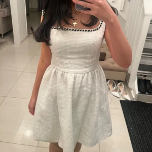 Vit klänning från cider - Säljer en superfin vit klänning från cider, använd bara 1 gång och är köpt för 440 kr. Säljer nu för 170 och klänningen är i bra skick. Skriv för mer info❤️storlek XS