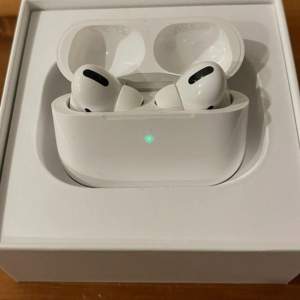 Air-Pods PRO gen 2 i väldigt bra skick. Öppnades bara för att ta bilder.  Alla tillbehör följer såklart med, inga skador.  Priset kan ändras privat.