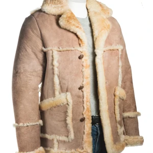 Men’s Shearling Sheepskin Coat - Men's Natural Beige Shearling Sheepskin Coat | NATURAL BEIGE / M  Original Pris: £924 (≈12 231 kr)  ”Modellen” är 185cm lång.  Använd fåtal gånger, nyskick i mycket fin kvalitet. Pris förhandlingsbart. Mer information och bilder lämnas på begäran.