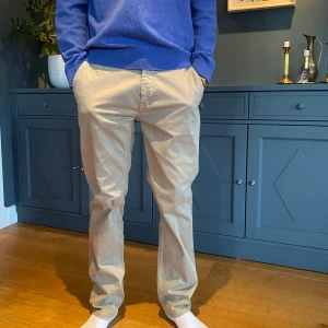 Beige chinos från Hugo Boss - Snygga beige chinos från Hugo Boss i slim fit. 