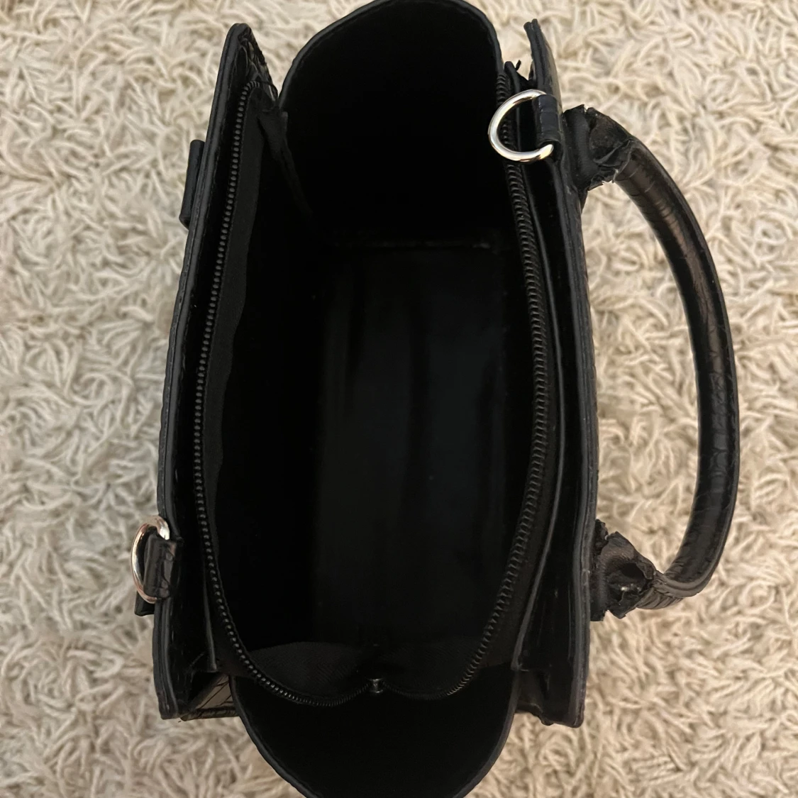 Svart handväska med krokodilmönster - 90