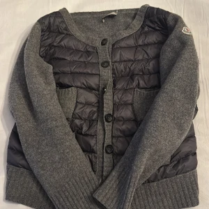 Grå kofta från Moncler - Säljer en snygg kofta från Moncler, storlek M men passar en xs-s, kan passa en xss också. 