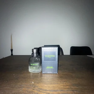 Valentino Uomo Born in Roma green stravaganza - 43 ML KVAR.      Valentino Uomo Born in Roma Coral Fantasy är en elegant herrparfym i en stilren flaska med nitar och svart kork. Doften är intensiv och modern, perfekt för den som vill sticka ut. Förpackningen är mörk med grön text, vilket ger en lyxig känsla.