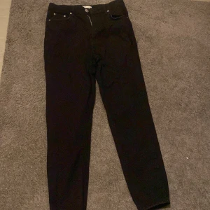 Svarta momjeans - Svarta momjeans från Gina Tricot. Knappt använda. Nypris 559kr☺️