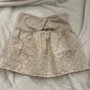 Beige topp från Shein - Söt topp från shein! Säljer då den inte kommer till användning!🤍betalning sker via Swish! Kontakta om du har någon fråga!