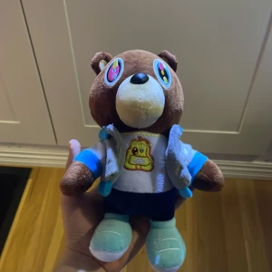 Kanye west nallebjörn - Kanye West graduation björn, den är aldrig tvättad och har endast legat i ett skåp sedan jag köpte den. Den är perfekt till dig som vill ta ditt rum till nästa nivå och inreda med inspiration från rapscenen eller du som gillar y2k.