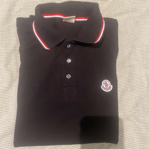 Moncler Piké  - Tja! Säljer denna stil rena Moncler piken med en väldigt nice colour way nu till sommarn❗️| Skick: 9/10! Den har bara blivit använd 1-5 gånger förut! | Storlek: S | Färg: Vit 🖤|  Ny pris ca 3600kr 💰| Tillbehör: tyvärr är inga tillbehör med produkten 😕| Fraktar: Spåras genom PostNord och Instabox 📦| Hör av er för mer information! | Hade gött! 😉👊